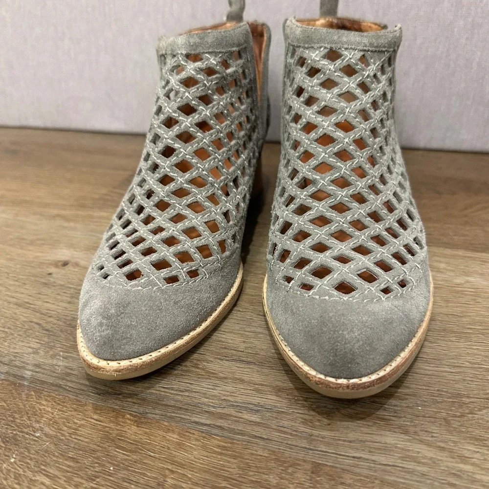 Jeffrey Campbell Taggart Ankle Boots Grey Suede Laser‎ Cut Block Heel Size 8